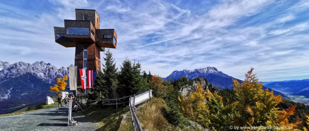 Jakobsweg in Österreich Tirol Jakobskreuz Buchensteinwand Aussichtsturm